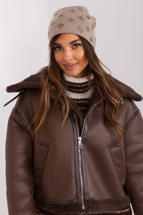 Czapka Model AT-CZ-2325.85 Dark Beige - AT Czapka Model AT-CZ-2325.85 Dark Beige - AT