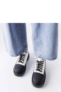 Białe półbuty na płaskim obcasie Merico - Solea